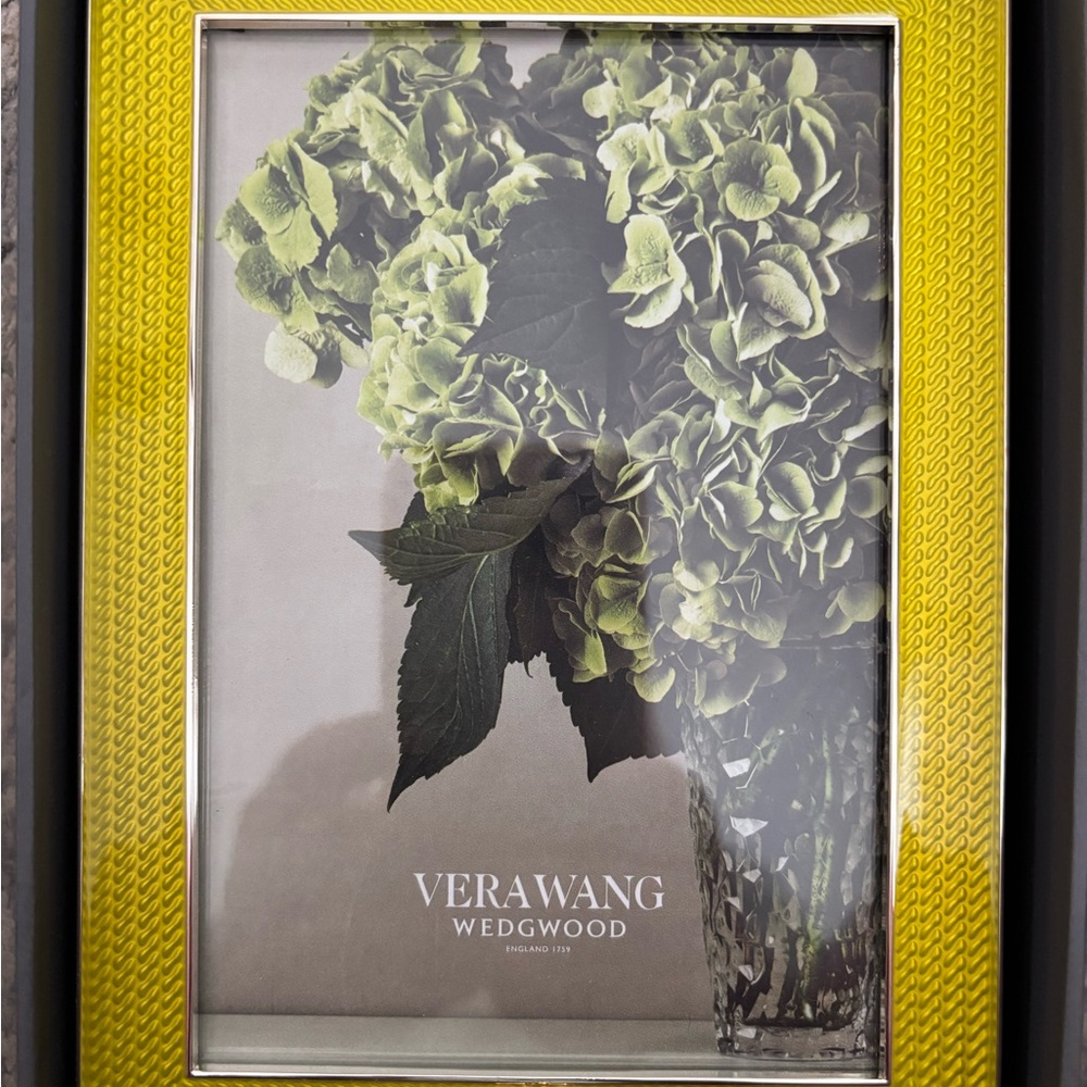 Vera Wang Wedgwood With Love Noveau Frame with gold apple embellishment 4x6